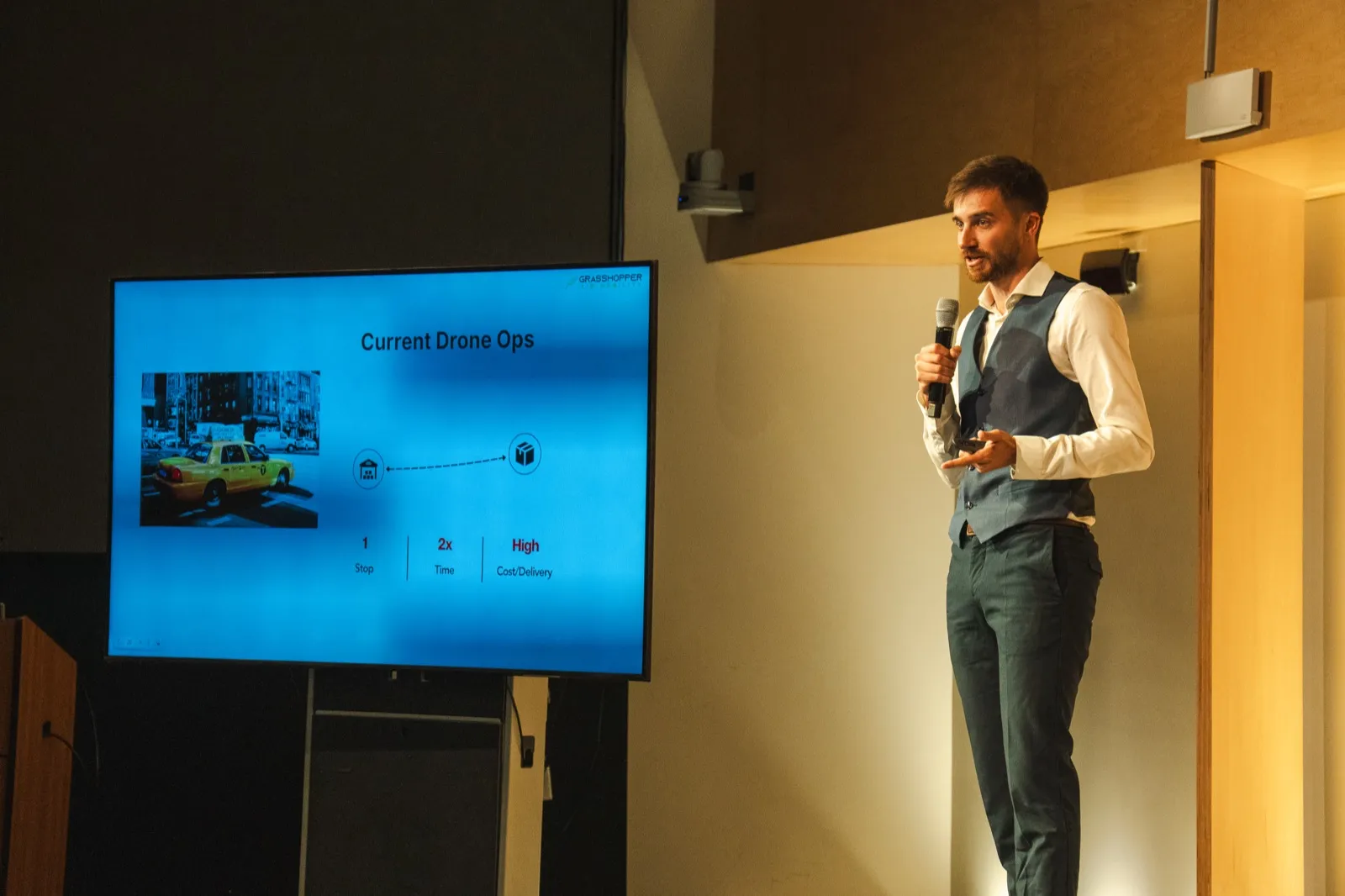 Jakob presentando Grasshopper en el escenario del demo day de la Draper University, mayo de 2026.