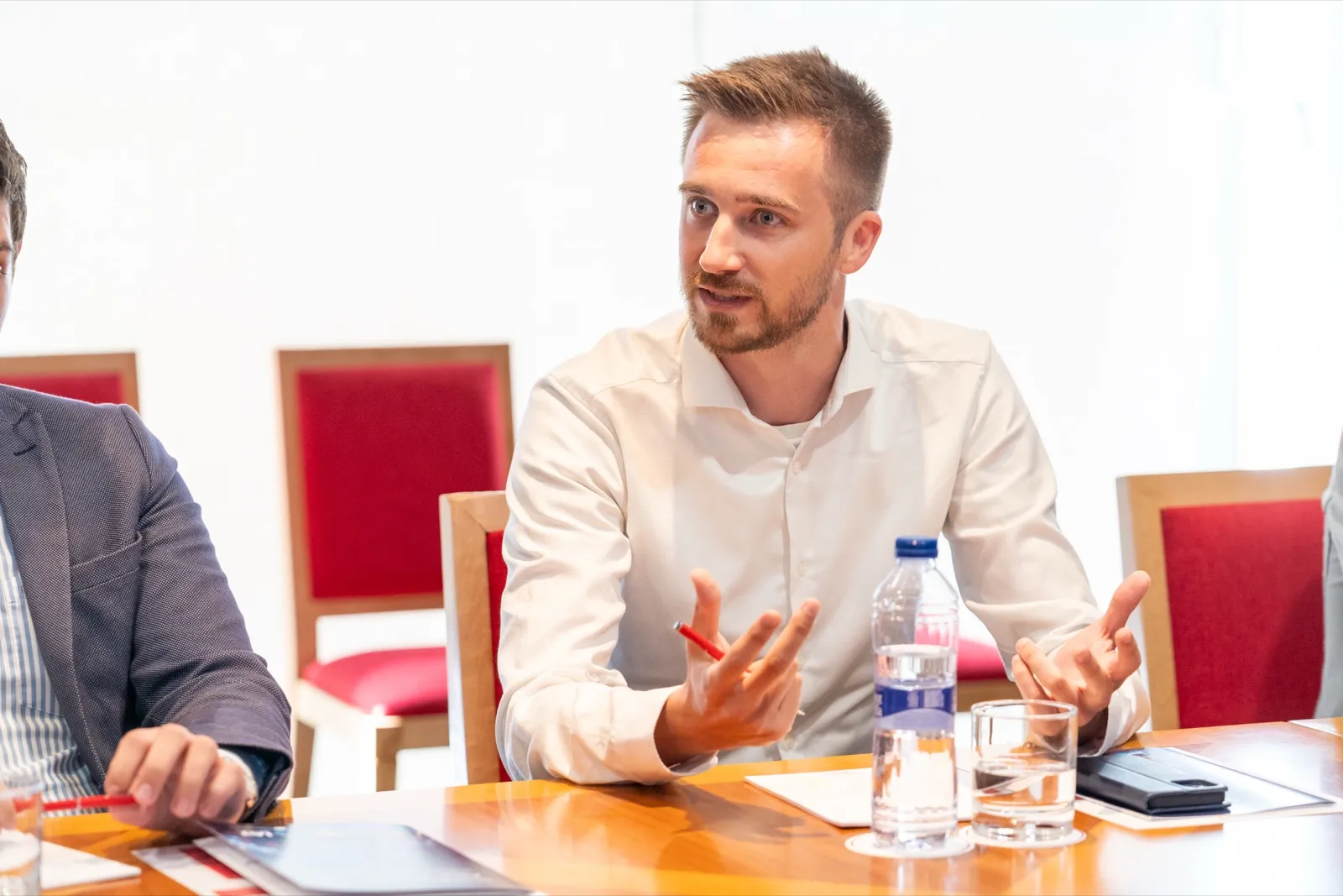 Jakob interviniendo en una mesa redonda en la Cámara de Comercio de España, julio de 2025.