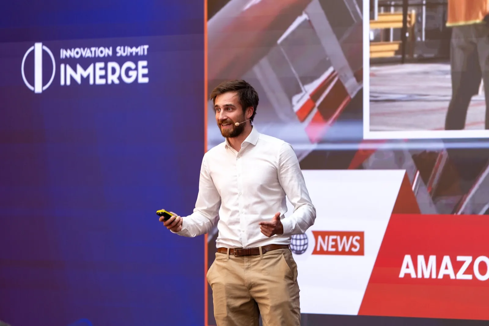 Jakob presentando en el escenario del InMerge Innovation Summit, junio de 2026.