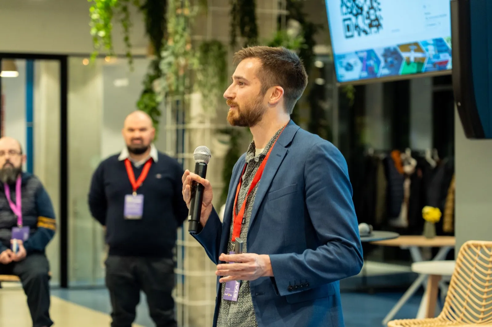 Jakob hablando por un micrófono en un evento de startups durante la semana del MWC en Barcelona, marzo de 2026.