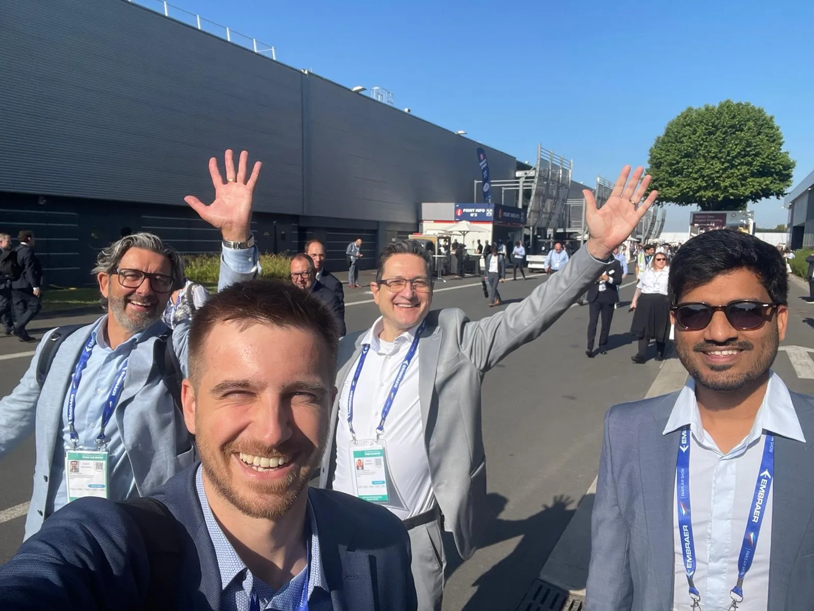 Selfie del equipo delante de los pabellones del Salón Aeronáutico de París, junio de 2025.