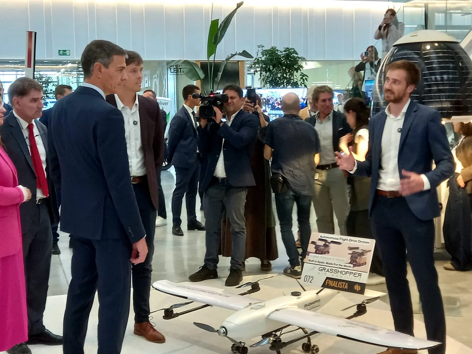 Jakob explicando el dron de Grasshopper al presidente del Gobierno de España, Pedro Sánchez, septiembre de 2025.