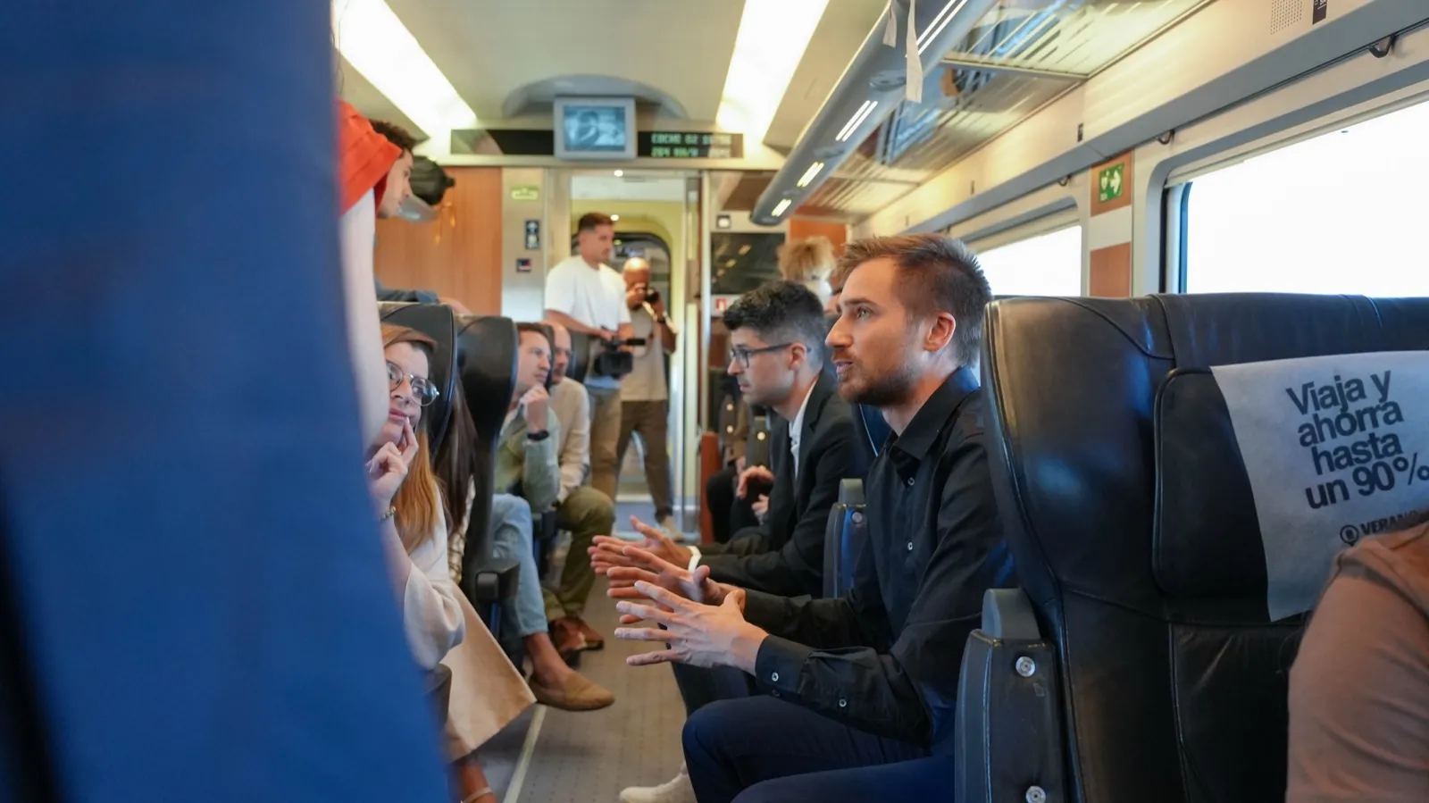Jakob presentando a otros pasajeros a bordo del tren de pitches de Renfe, septiembre de 2025.
