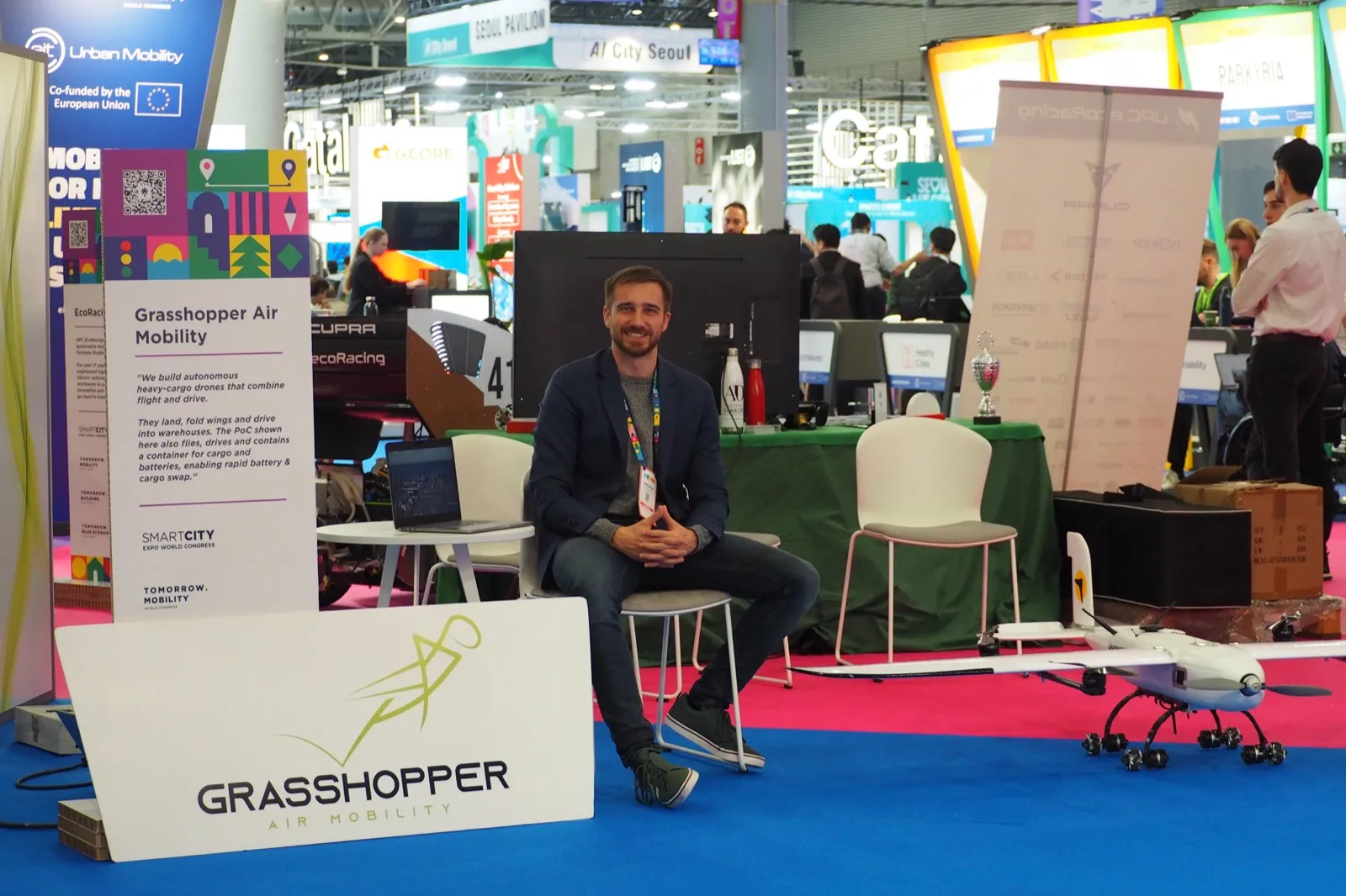 Jakob en el estand de Grasshopper del Smart City Expo World Congress, junto al dron de prueba de concepto, noviembre de 2025.