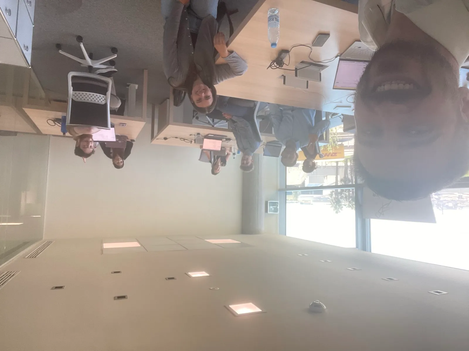 Selfie con los becarios de Grasshopper en la oficina, mayo de 2025.